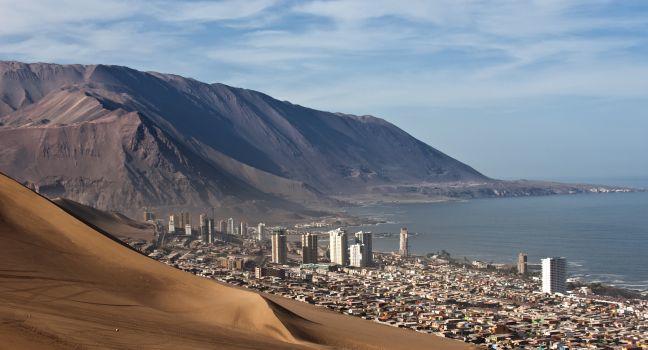 Iquique behind a huge dune, northern Chile, Region, Pacific coast, west of the Atacama Desert and the Pampa del Tamarugal